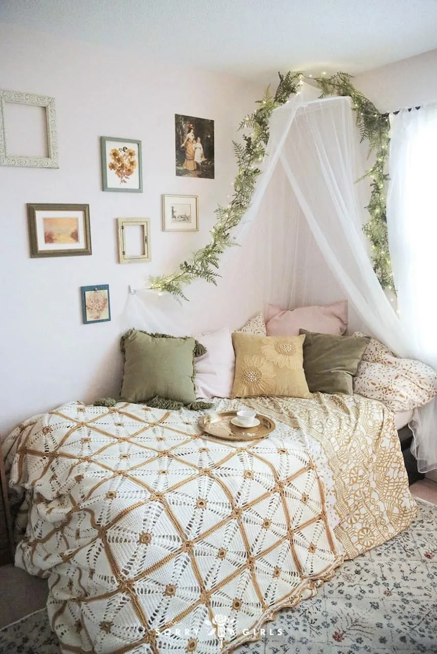 How to Create a Cottagecore Aesthetic in Your Modern Home 3 cottagecore aesthetic interior design bedroom