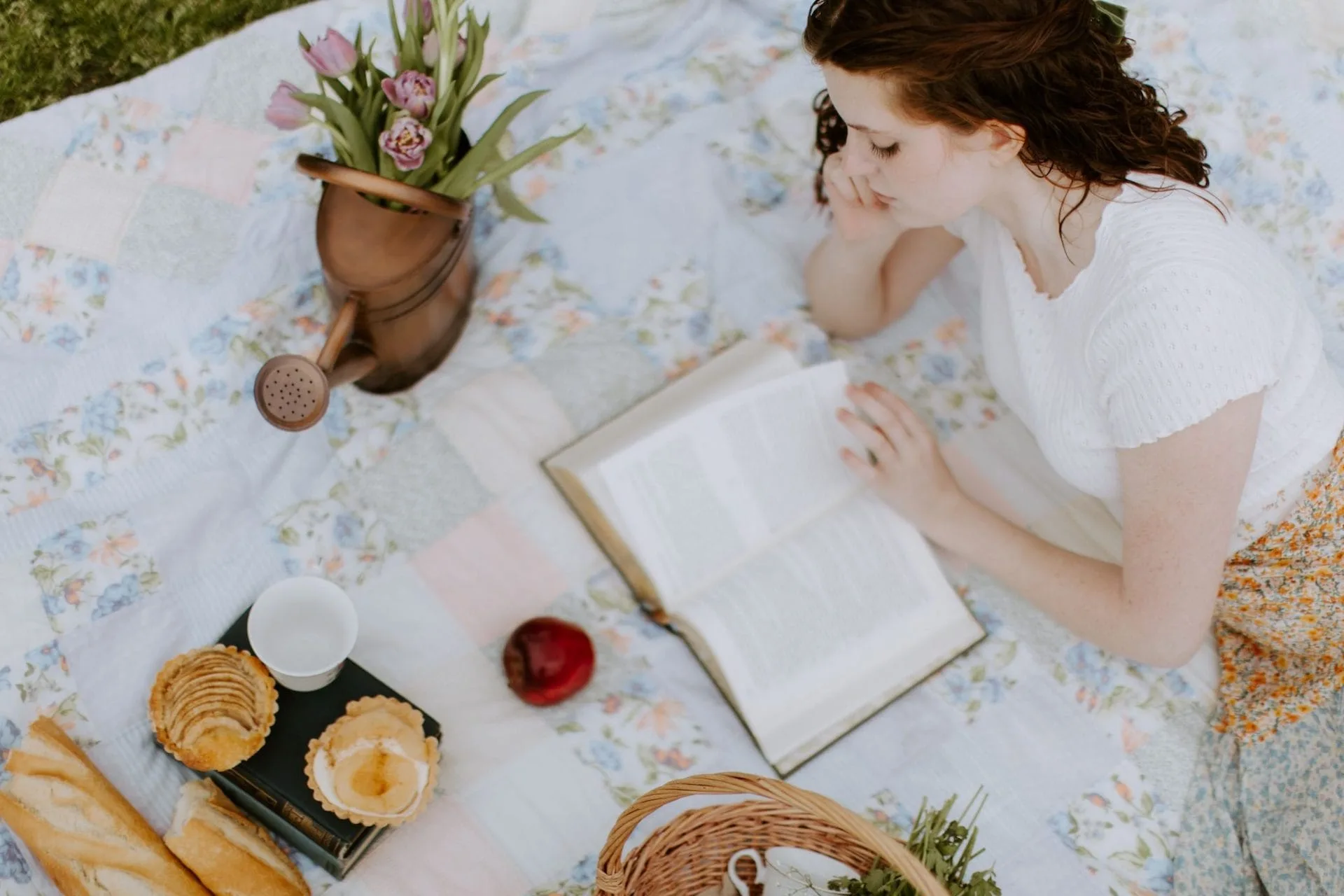 How to Create a Cottagecore Aesthetic in Your Modern Home 11 cottagecore aesthetic interior design picnic