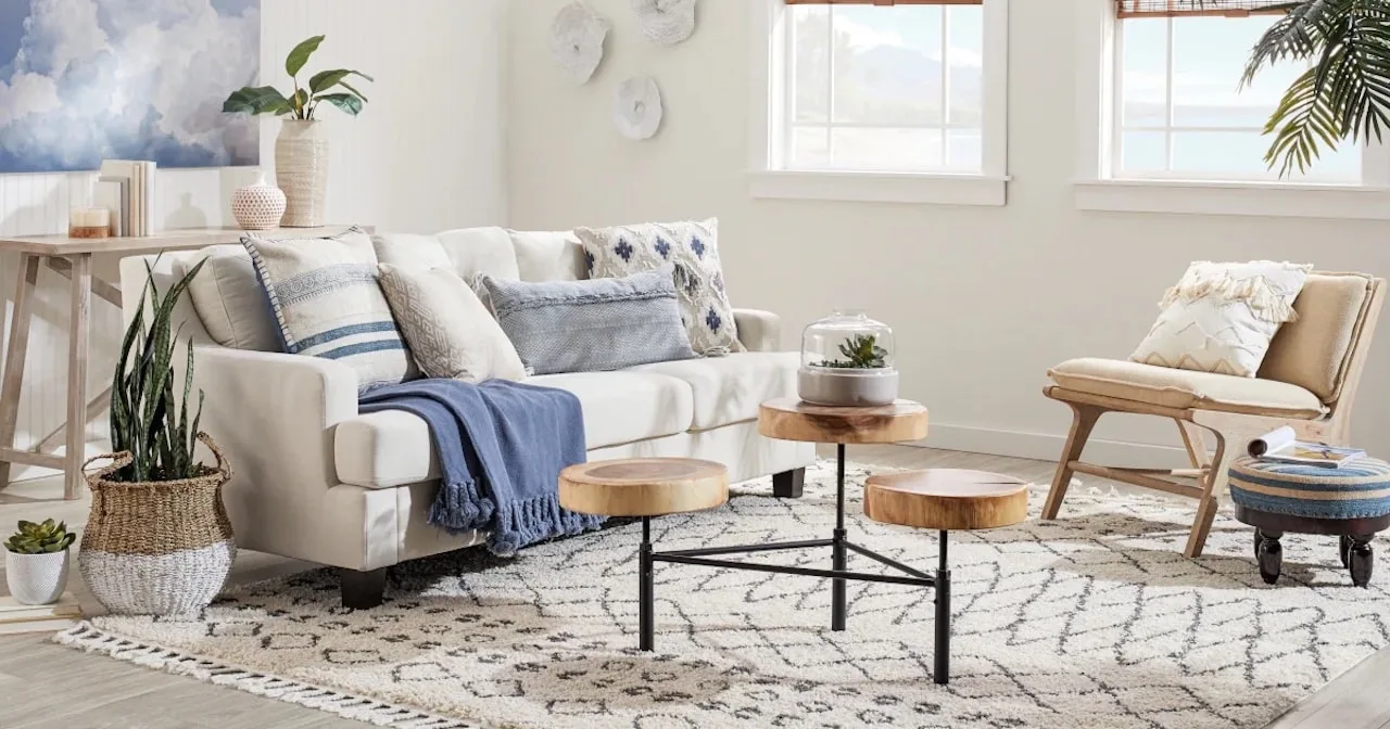 Boho Meets Beach: How to Design the Coastal Boho Interior of Your Dreams 4 coastal boho interior beach design pops of color blue