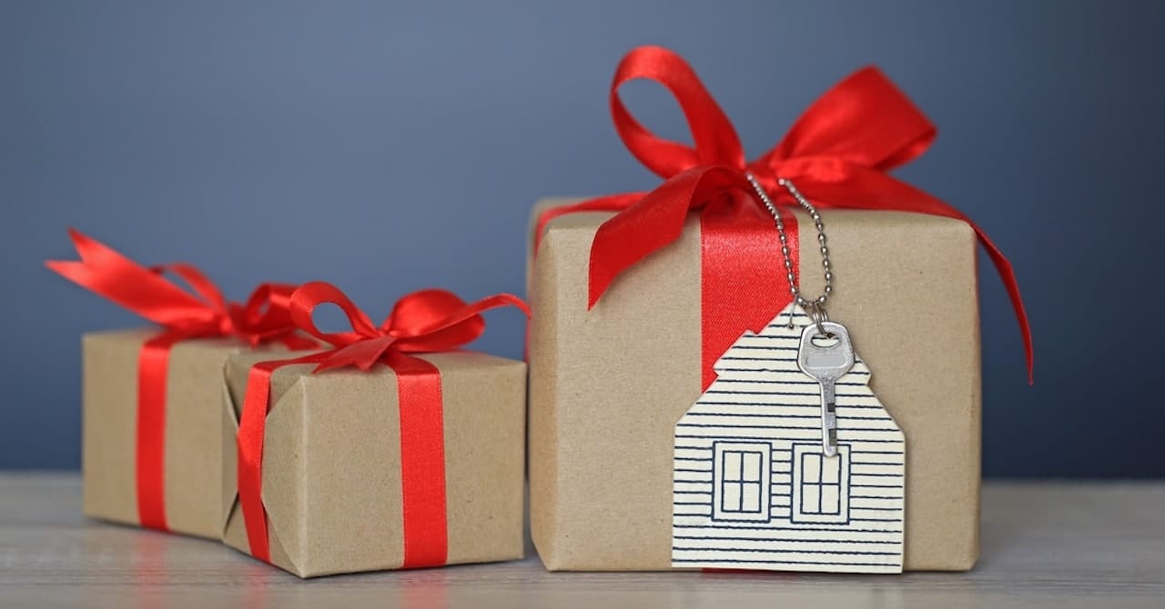 thoughtful-housewarming-gift-ideas_gifts-homeowners-will-love