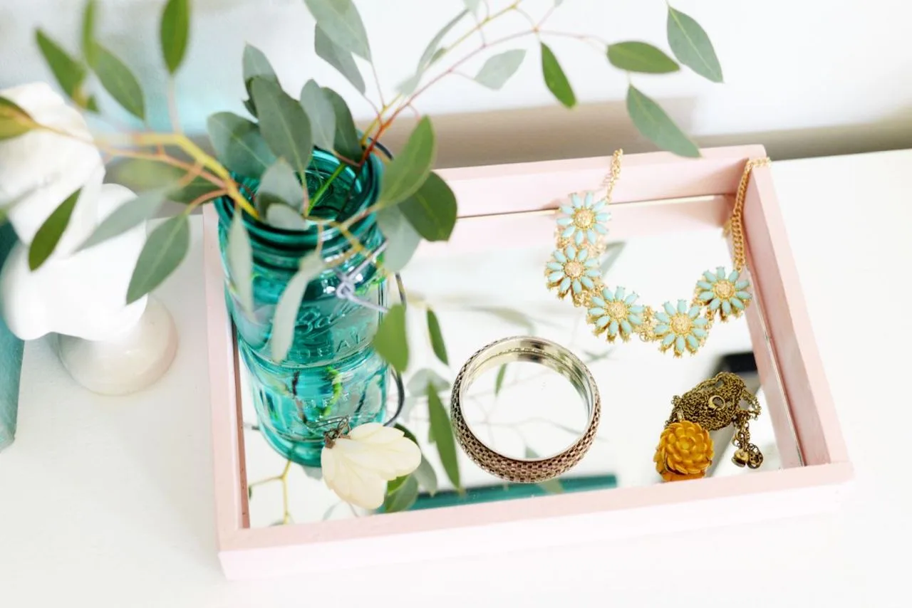 Modern Home Makeover: 15+ Aesthetic Recycling Projects for Eco-Friendly Decor 7 DIY recycling projects upcycled home decor mirror tray