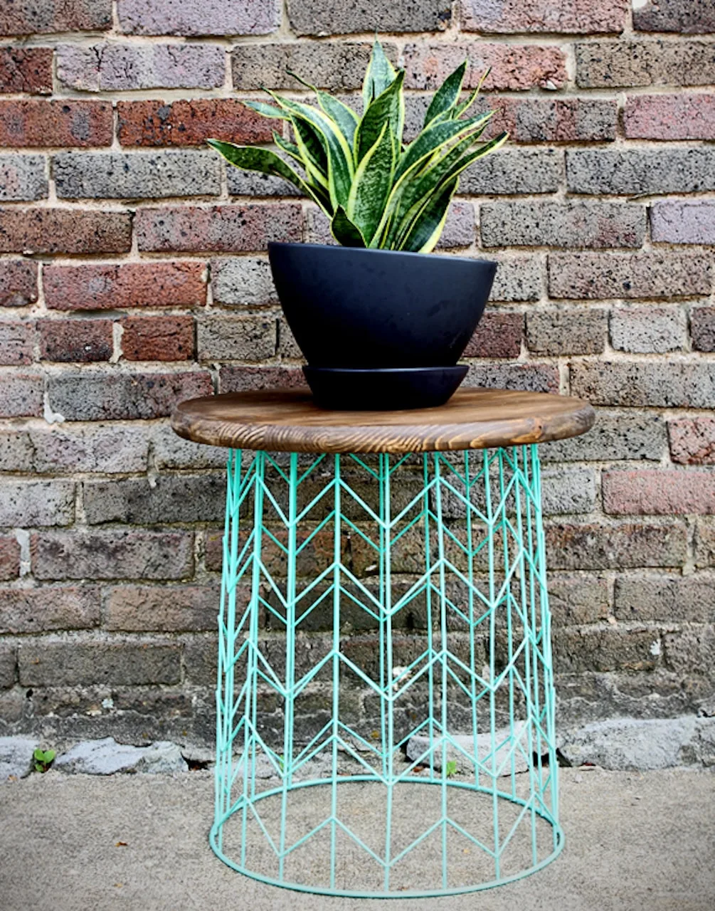 Modern Home Makeover: 15+ Aesthetic Recycling Projects for Eco-Friendly Decor 3 DIY recycling projects upcycled home decor wire basket table