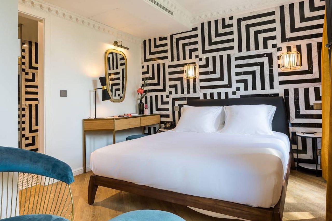16 Modern Art Deco Bedroom Ideas & Tips: Key Elements, Inspiration, and DIY 1 art deco bedroom ideas inspiration black and white wallpaper
