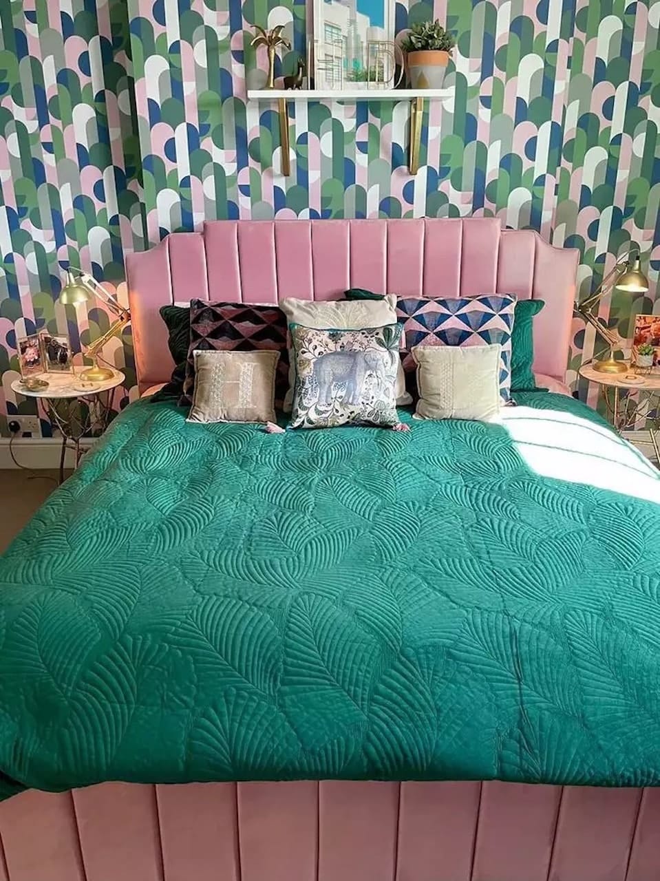 16 Modern Art Deco Bedroom Ideas & Tips: Key Elements, Inspiration, and DIY 8 art deco bedroom ideas inspiration geometric bed wallpaper