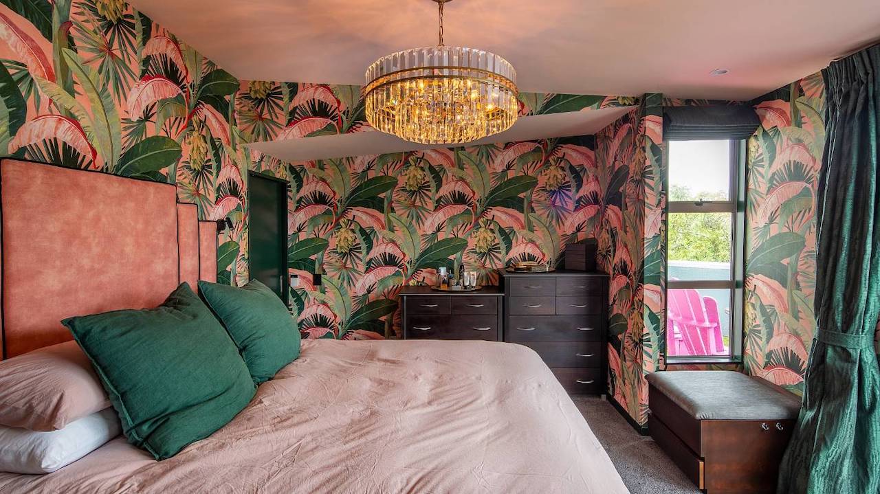 16 Modern Art Deco Bedroom Ideas & Tips: Key Elements, Inspiration, and DIY 6 art deco bedroom ideas inspiration tropical vibes