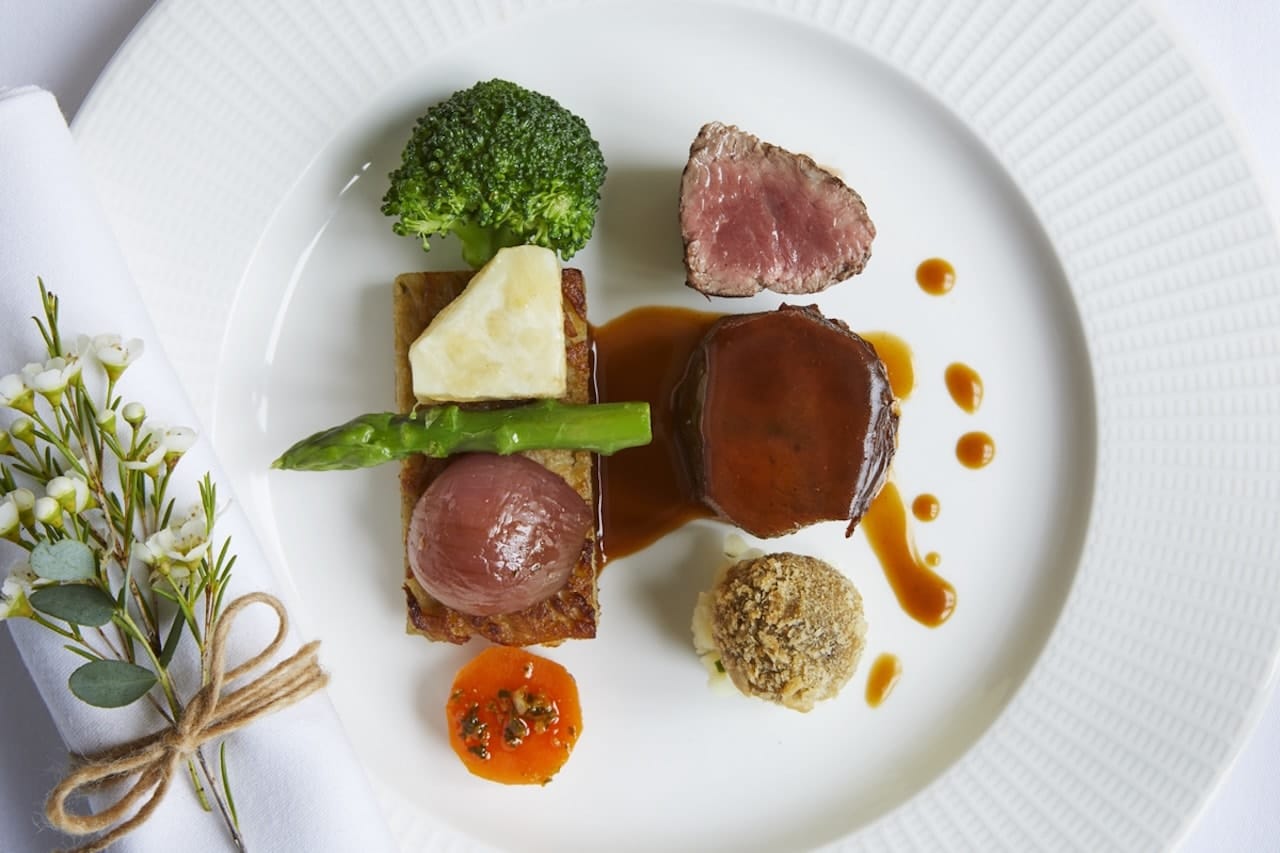 pros and cons micro weddings fine dining gourmet meal
