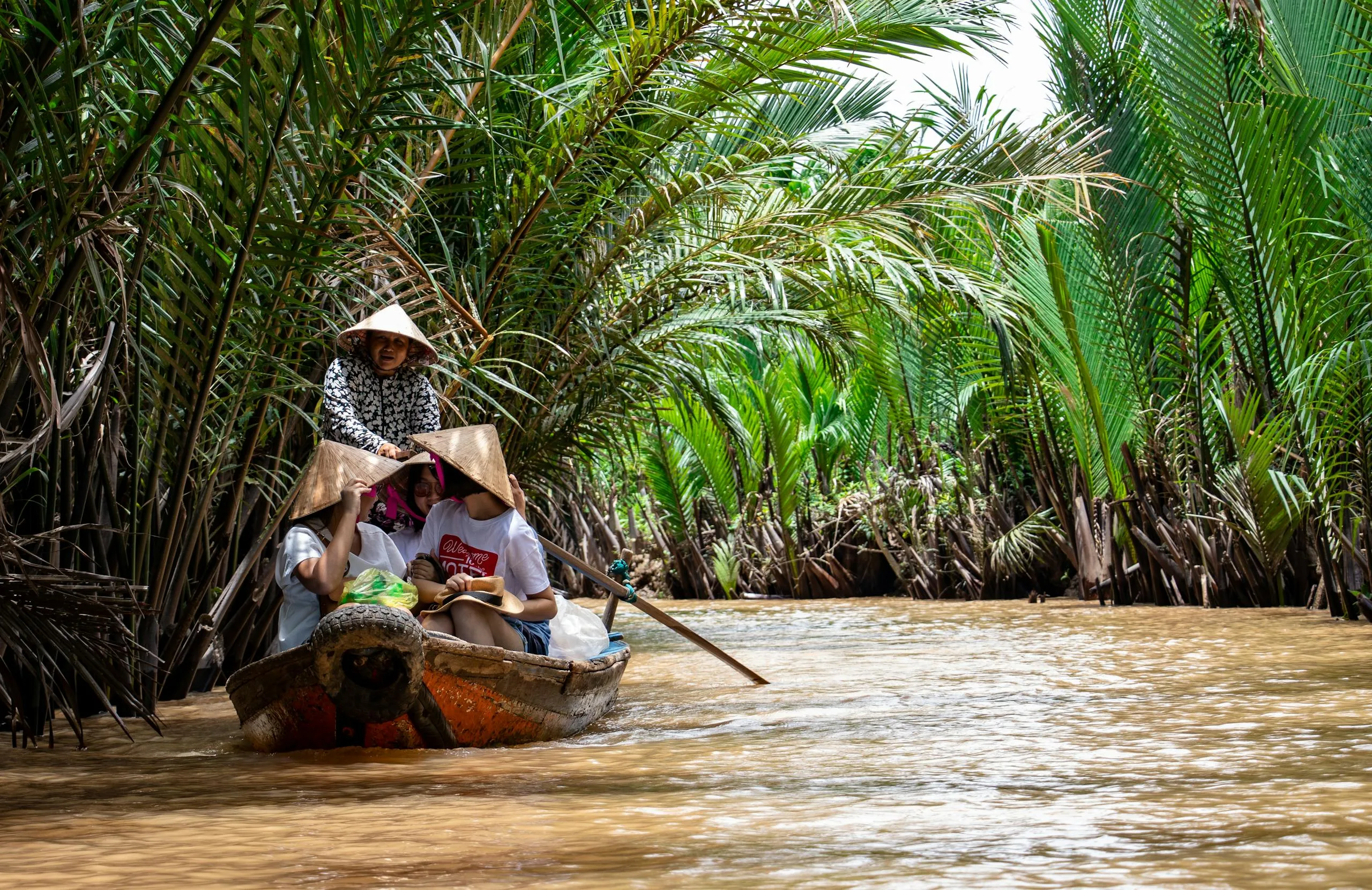 Essential 5-Day Vietnam Itinerary: Explore Vietnam’s Highlights Efficiently 12 Explore the vibrant scenery on a traditional boat ride through the Mekong Delta's palm-lined waterways.