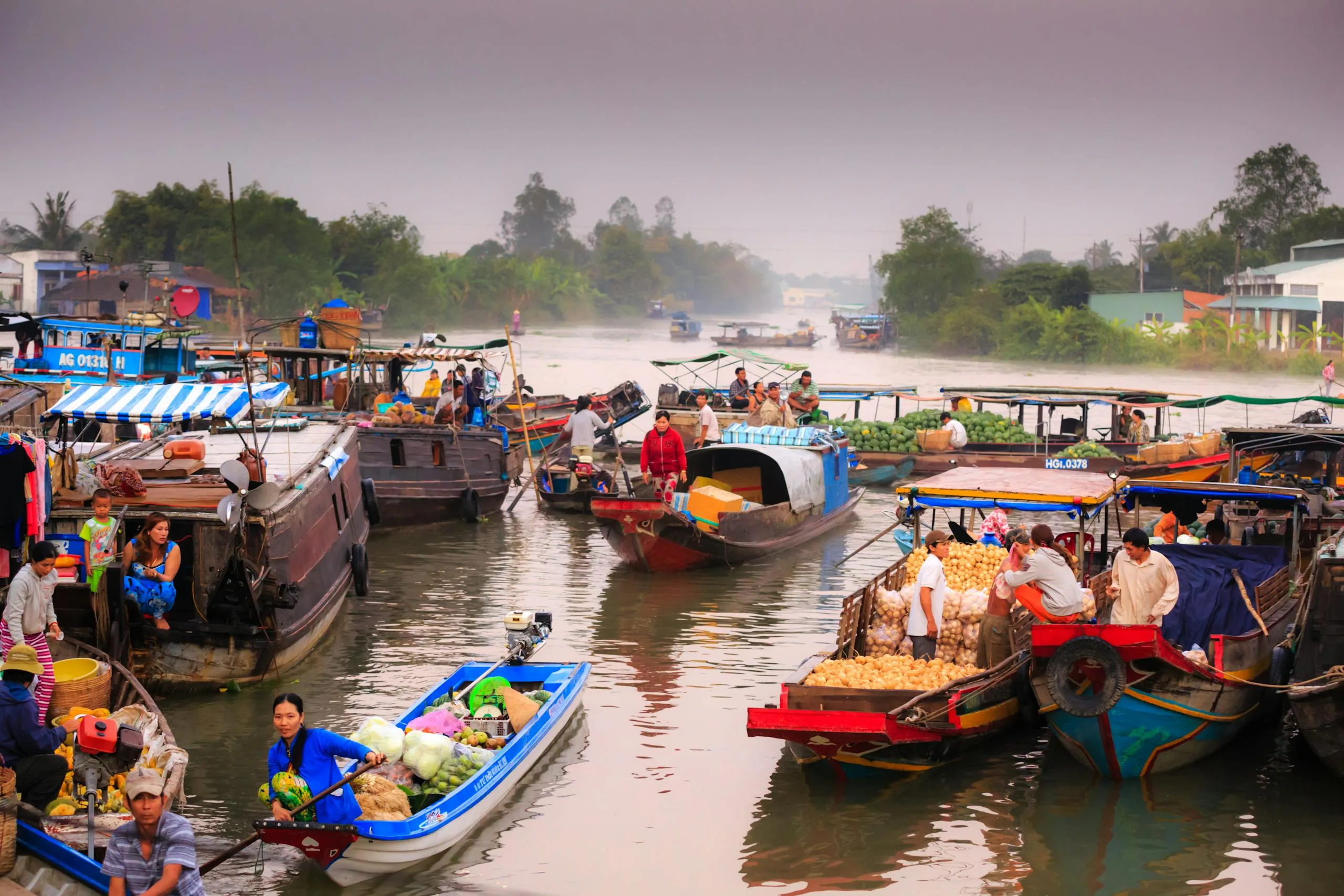 Essential 5-Day Vietnam Itinerary: Explore Vietnam’s Highlights Efficiently 13 Lively floating market scene with locals trading fresh produce from traditional boats on a calm river.